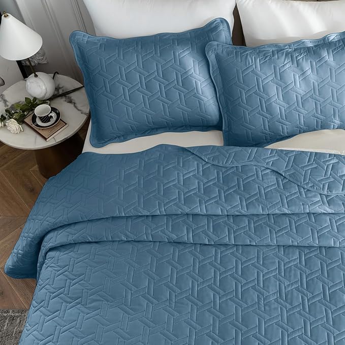 Auemtyn Full/Queen Size Quilt Set 3 Pieces, Soft Lightweight Summer Bedspread, Reversible Microfiber Bed Coverlet for All Seasons, Bluish Grey, Geometric Pattern (1 Quilt, 2 Pillow Shams)