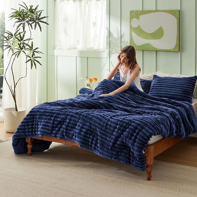 Bedsure King Size Comforter Set - GentleSoft™ 3 Pieces Fluffy Double-Side Fleece Comforter Set, Cozy Striped Room Decor Aesthetic, Luxury Navy King Bedding with 2 Pillowcases, 104x90 Inches