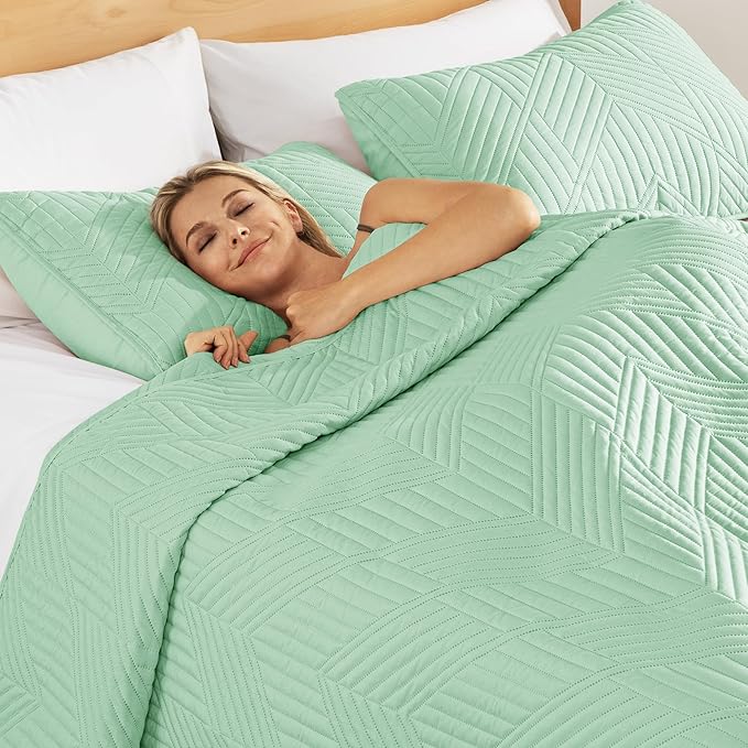 Exclusivo Mezcla Ultrasonic King Quilt Bedding Set, Lightweight Mint Green Bedspreads Soft Modern Geometric Coverlet Set for All Seasons (1 Quilt and 2 Pillow Shams)