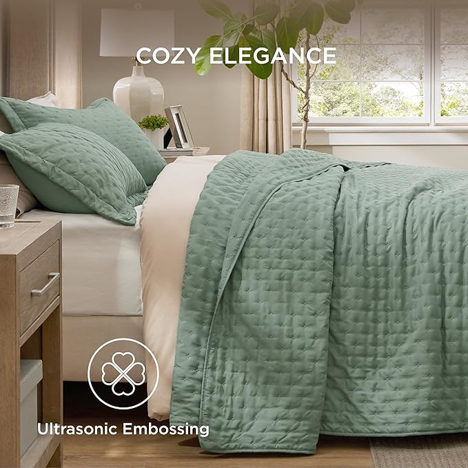 Bedsure King Quilt - Sage Green Bedspread King Size & Lightweight Comforter, Modern & Boho Coverlet with Clover Pattern, Ultra Soft All-Season Bedding, 106 x 96 Inches
