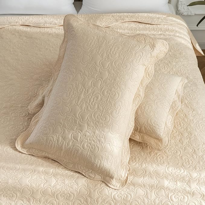 Auemtyn King Size Quilt Set 3 Pieces, Soft Lightweight Summer Bedspread, Reversible Microfiber Bed Coverlet for All Seasons, Beige, Heart Floral Pattern (1 Quilt, 2 Pillow Shams)