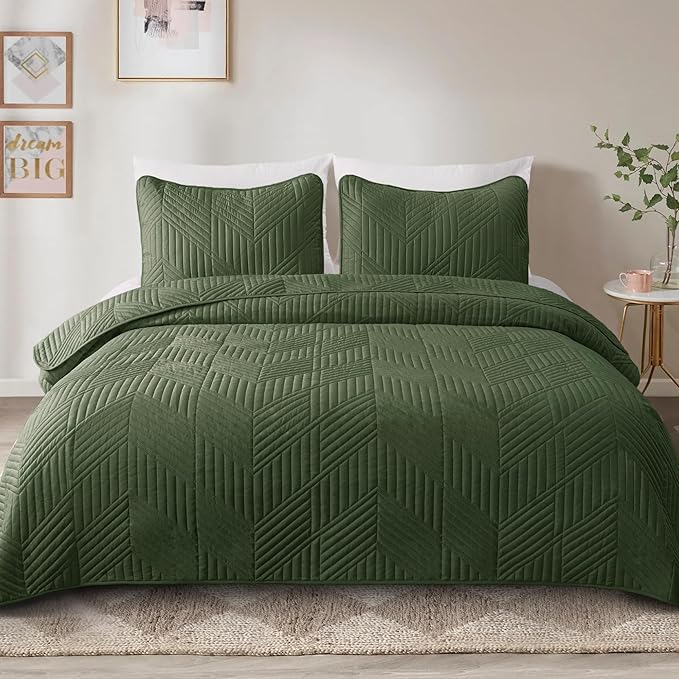 Exclusivo Mezcla Ultrasonic King Quilt Bedding Set, Lightweight Olive Green Bedspreads Soft Modern Geometric Coverlet Set for All Seasons (1 Quilt and 2 Pillow Shams)
