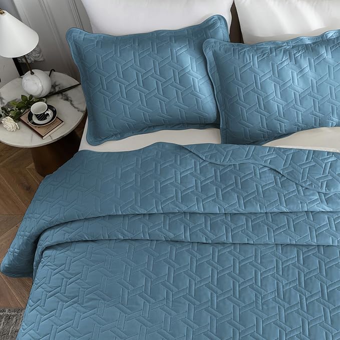 Auemtyn King Size Quilt Set 3 Pieces, Soft Lightweight Summer Bedspread, Reversible Microfiber Bed Coverlet for All Seasons, Spa Blue, Geometric Pattern (1 Quilt, 2 Pillow Shams)