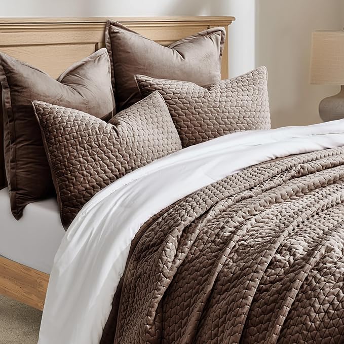 EVERGRACE Luxury Velvet Quilt Set King Size 3 Piece, Soft Cross-Stitch Velvet Comforter Set with Pillow Shams, Lightweight Coverlet Bedspread Bedding Set for All Seasons, Mushroom Brown