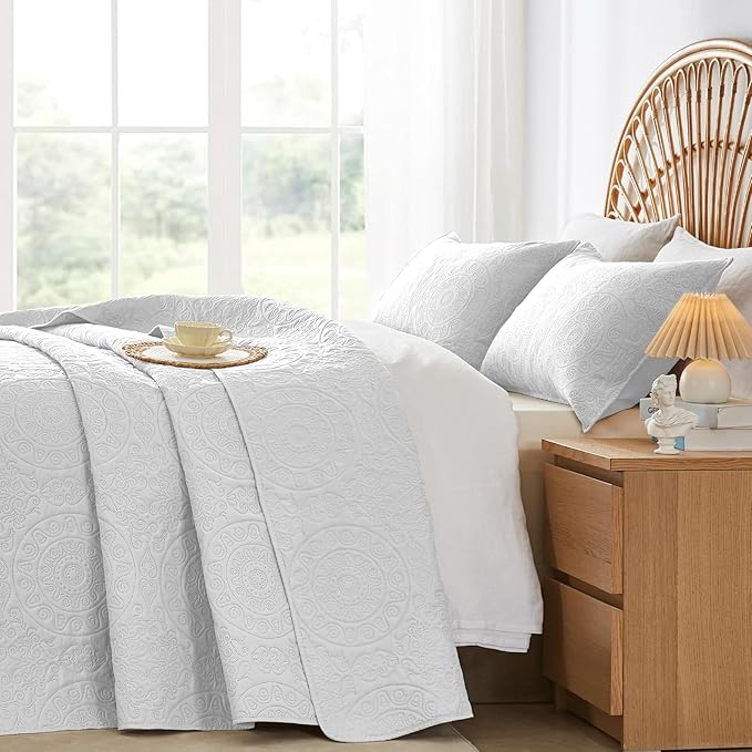 WURUIBO White Quilt Set King/Cal King Size, Embossing Microfiber Bedspreads with Pillow Sham, Ligthweight Breathable Thin Coverlet, Reversible Bedding Set for All Season (1 Quilt, 2 Pillow Shams)