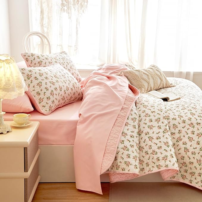 Wake In Cloud - Floral Quilt Set, Coquette Cottagecore Shabby Chic Flower Pattern for Women Teen Girls, Reversible Lightweight Bedspread Coverlet, 3 Pieces, Peach Blush, Twin/Twin XL Size