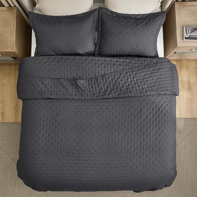 Bedsure Twin Quilt - Ultra Soft Twin XL Quilt Bedding for Dorm Decor, Lightweight All-Season Comforter, Charcoal Bedspread Coverlet with Clover Pattern, 68 x 86 Inches