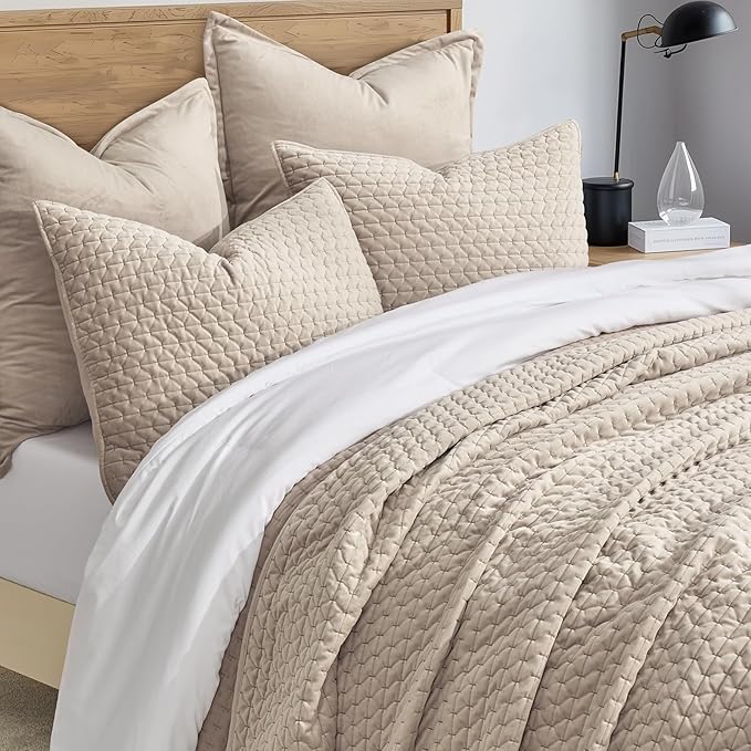 EVERGRACE Luxury Velvet Quilt Set Queen Size 3 Piece, Soft Cross-Stitch Velvet Comforter Set with Pillow Shams, Lightweight Coverlet Bedspread Bedding Set for All Seasons, Light Taupe