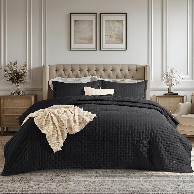 Bedsure Twin Quilt - Ultra Soft Twin XL Quilt Bedding for Dorm Decor, Lightweight All-Season Comforter, Black Bedspread Coverlet with Clover Pattern, 68 x 86 Inches
