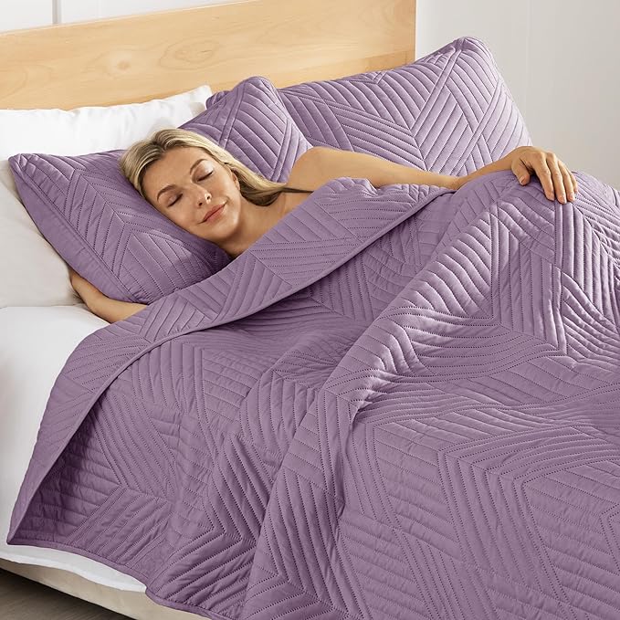 Exclusivo Mezcla California King Quilt Bedding Set, Lightweight Dusty Lavender Oversized King Bedspreads Soft Modern Geometric Coverlet Set for All Seasons (1 Quilt and 2 Pillow Shams)