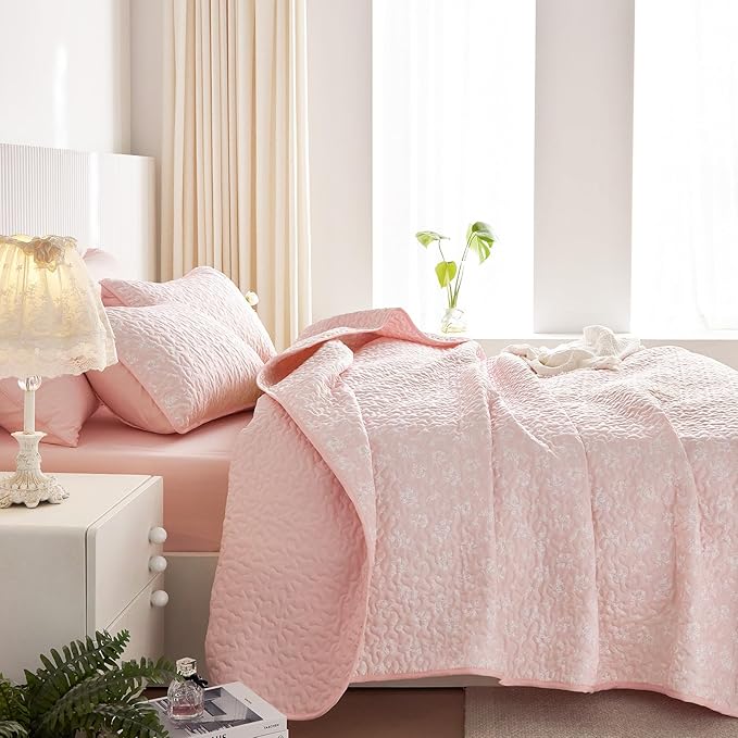 Wake In Cloud - Floral Quilt Set, Coquette Cottagecore Shabby Chic Flower Pattern for Women Teen Girls, Reversible Lightweight Bedspread Coverlet, 3 Pieces, Light Pink, Twin/Twin XL Size