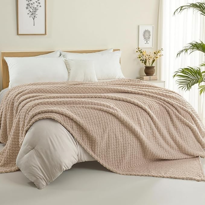 Exclusivo Mezcla Queen Size Fleece Blanket for Bed, Extra Soft Warm Decorative Fuzzy Blanket for Women, Lightweight Cozy Bedding Blankets, 90x90 Inches, Camel