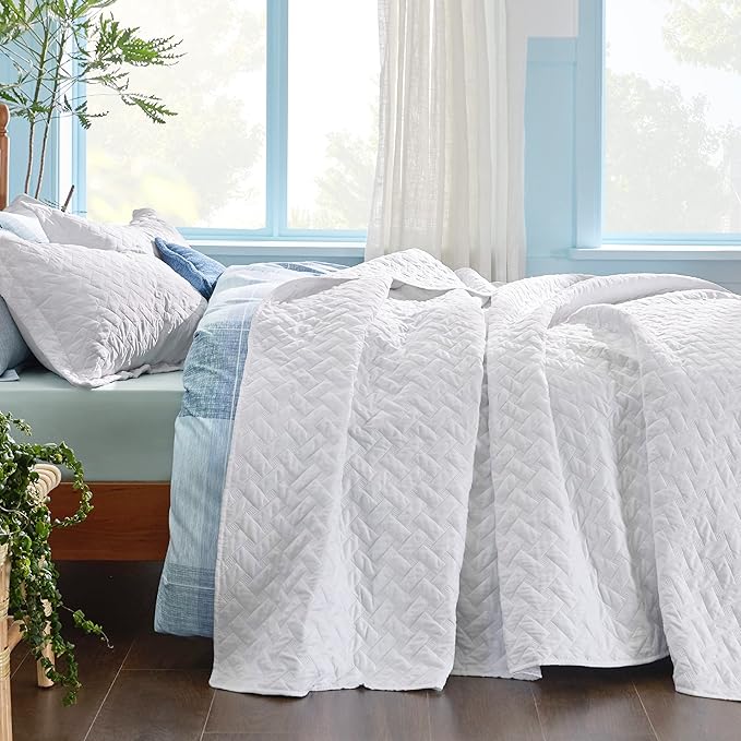 Bedsure Quilts Oversized King Size - Lightweight Bedspreads Oversized King Size with Basket Weave Pattern, Soft Quilt Bedding, White Comforter Coverlet for All Seasons (120" x 120")