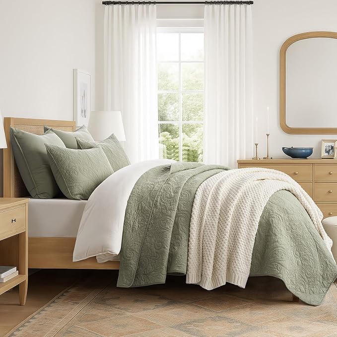 EVERGRACE 100% Cotton Paisley Quilt Set, Queen Size 3 Piece Set – Prewashed Lightweight Bedspread with 2 Shams, Soft & Breathable Matelasse Coverlet for All-Season Comfort, Light Sage Green