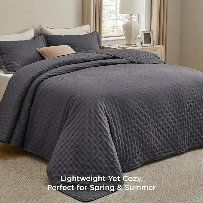 Bedsure Twin Quilt - Ultra Soft Twin XL Quilt Bedding for Dorm Decor, Lightweight All-Season Comforter, Charcoal Bedspread Coverlet with Clover Pattern, 68 x 86 Inches