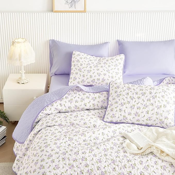 Wake In Cloud - Floral Quilt Set, Coquette Cottagecore Shabby Chic Flower Pattern for Women Teen Girls, Reversible Lightweight Bedspread Coverlet, 3 Pieces, White Purple, Queen/Full Size