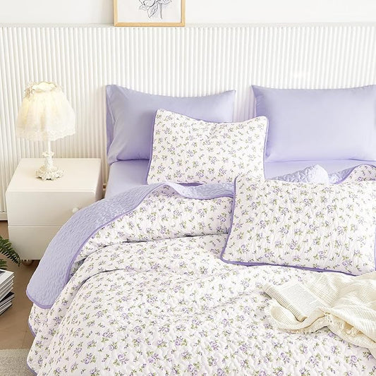 Wake In Cloud - Floral Quilt Set, Coquette Cottagecore Shabby Chic Flower Pattern for Women Teen Girls, Reversible Lightweight Bedspread Coverlet, 3 Pieces, White Purple, Twin/Twin XL Size