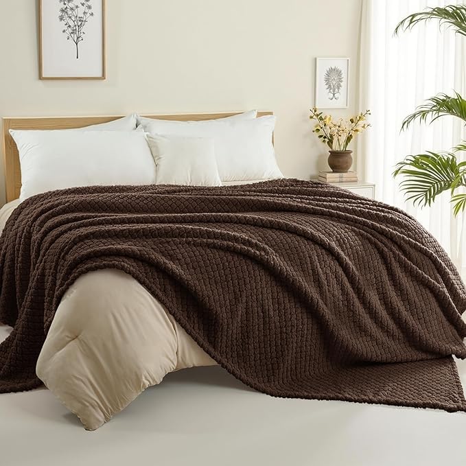 Exclusivo Mezcla King Size Fleece Blanket for Bed, Extra Soft Warm Decorative Fuzzy Blanket for Women, Lightweight Cozy Bedding Blankets, 90x104 Inches, Coffee
