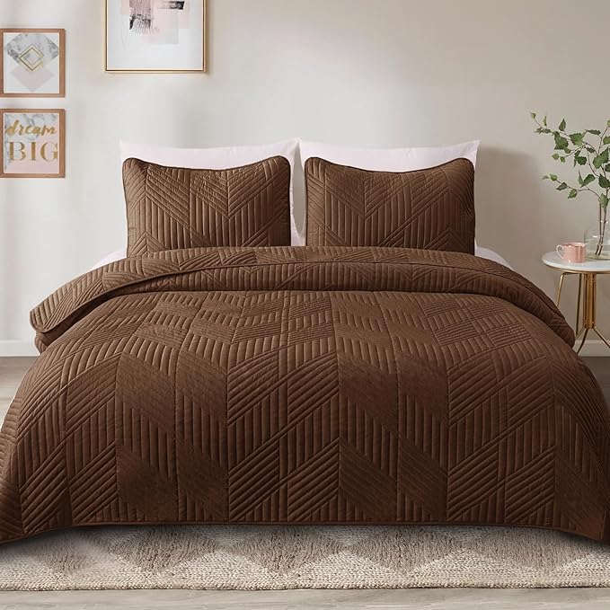 Exclusivo Mezcla Ultrasonic King Quilt Bedding Set, Lightweight Brown Bedspreads Soft Modern Geometric Coverlet Set for All Seasons (1 Quilt and 2 Pillow Shams)