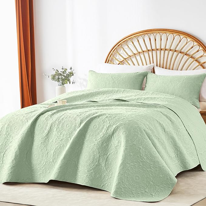 WURUIBO Light Green Quilt Set Queen Size, Embossing Microfiber Full Bedspreads with Pillow Sham, Ligthweight Breathable Thin Coverlet, Reversible Bedding Set for All Season (1 Quilt, 2 Pillow Shams)