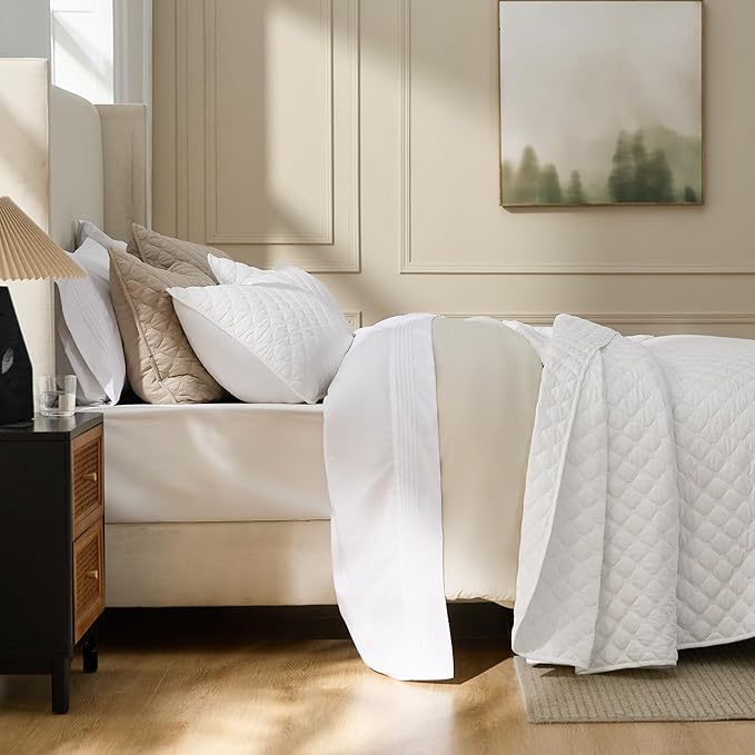 Bedsure Quilts Queen Size - Lightweight Bedspreads Queen Size with Classic Honeycomb Quilting, Soft Quilt Bedding Set, White Comforter Set Coverlet for All Seasons with 2 Pillow Shams (90" x 96")