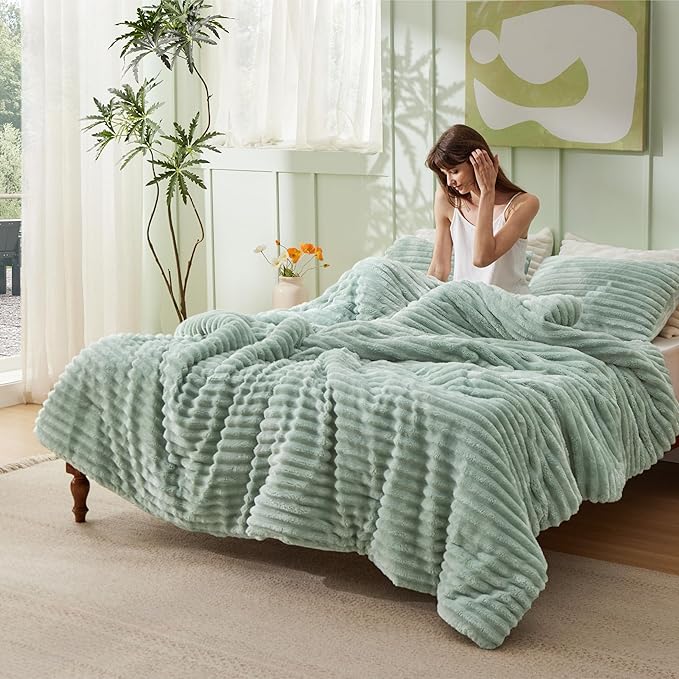 Bedsure Queen Comforter Set - GentleSoft™ 3 Pieces Fluffy Double-Side Fleece Comforter Set, Cozy Striped Room Decor Aesthetic, Luxury Sage Green Bedding Queen Size with 2 Pillowcases, 90x90 Inches