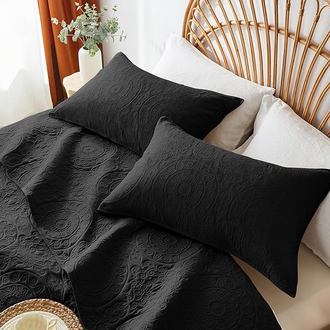 WURUIBO Black Quilt Set Queen Size, Embossing Microfiber Full Bedspreads with Pillow Sham, Ligthweight Breathable Thin Coverlet, Reversible Bedding Set for All Season (1 Quilt, 2 Pillow Shams)