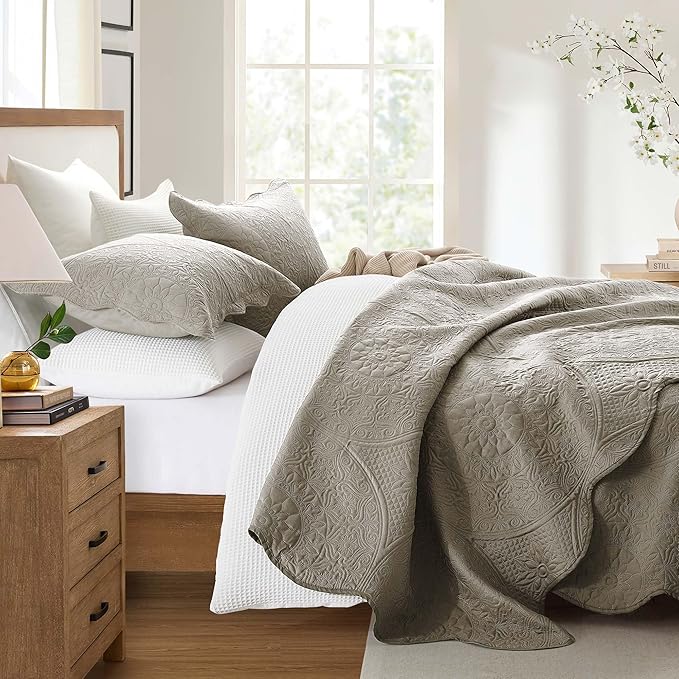 IR Imperial Rooms 10 Pack Queen Quilt Bedding Set (90" x 96") - Bulk Wholesale for Hotels, Guest Bedroom & Airbnbs - Lightweight Microfiber Reversible Floral Embossed Quilts Bedspreads (Beige)