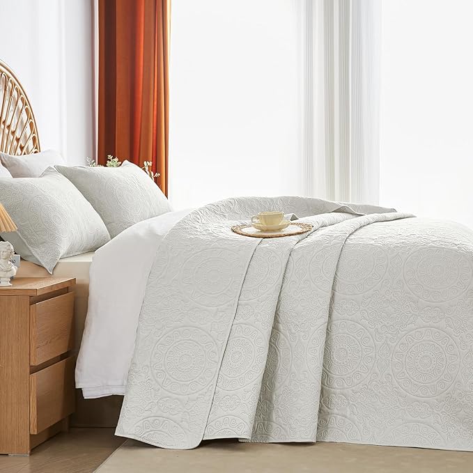 WURUIBO Cream Quilt Set Twin Size, Embossing Microfiber Bedspreads with Pillow Sham, Ligthweight Breathable Thin Coverlet, Reversible Bedding Set for All Season (1 Quilt, 1 Pillow Sham)