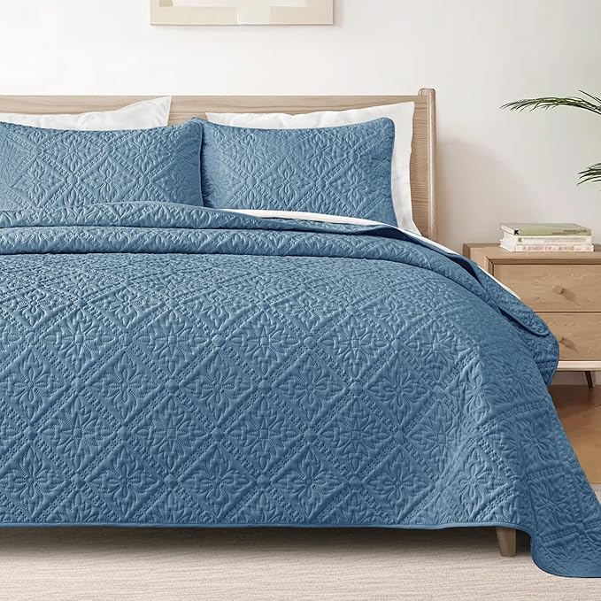 Exclusivo Mezcla California King Quilt Bedding Set, Lightweight Soft Bedspreads Coverlets with 2 Pillow Shams, Modern Grayish Blue Oversized Quilts King Size for All Seasons