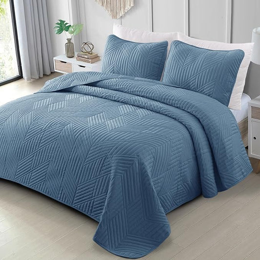 Exclusivo Mezcla Ultrasonic King Quilt Bedding Set, Lightweight Grayish Blue Bedspreads Soft Modern Geometric Coverlet Set for All Seasons (1 Quilt and 2 Pillow Shams)