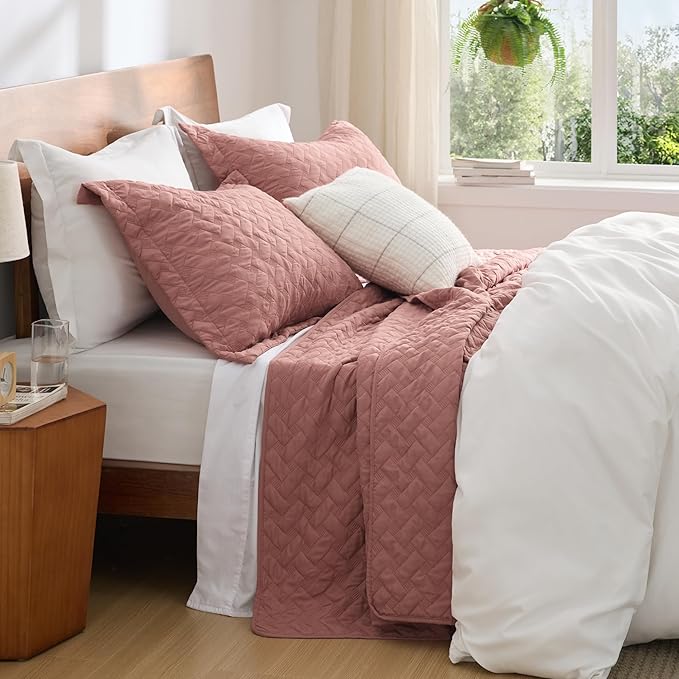 Bedsure Quilts Queen Size - Lightweight Bedspreads Queen Size with Basket Weave Pattern, Soft Quilt Bedding, Grayish Pink Comforter Coverlet for All Seasons (90" x 96")