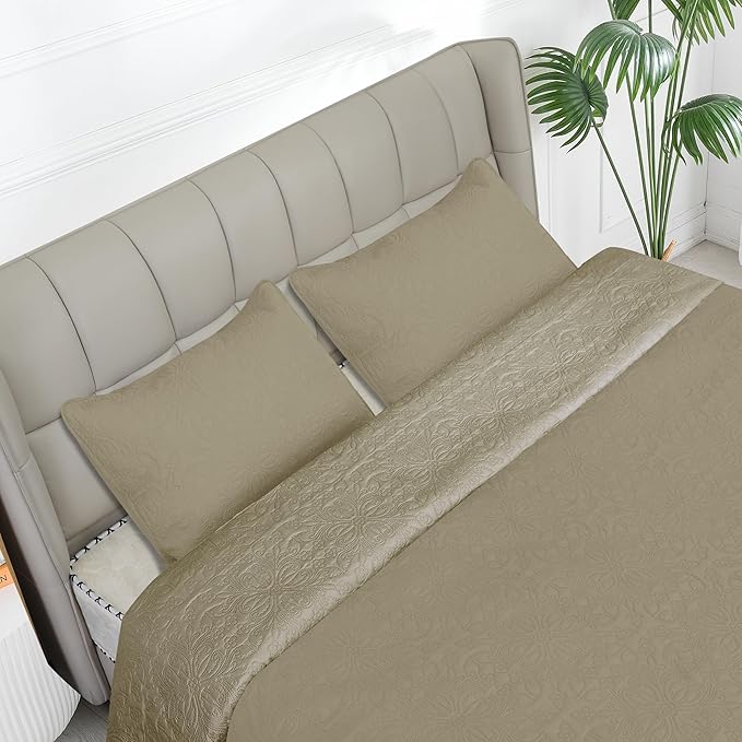 Easy-Going Twin Size Reversible Quilt Set with 1 Quilt and 1 Pillow Sham, Soft Bed Quilt Cover, Water Resistant Lightweight Microfiber Bedspread, Stain Resistant, Damask-Beige/Beige