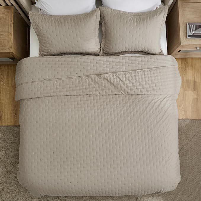Bedsure King Quilt - Taupe Bedspread King Size & Lightweight Comforter, Modern Farmhouse Coverlet with Clover Pattern, Ultra Soft All-Season Bedding, 106 x 96 Inches