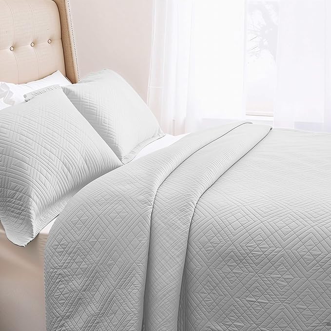 Hearth & Harbor Queen Quilt Set – All-Season Lightweight Bedspread & Coverlet with Pinsonic Weave - 7 Piece Queen Quilt Set with Pillow Shams, White - Queen Diamond