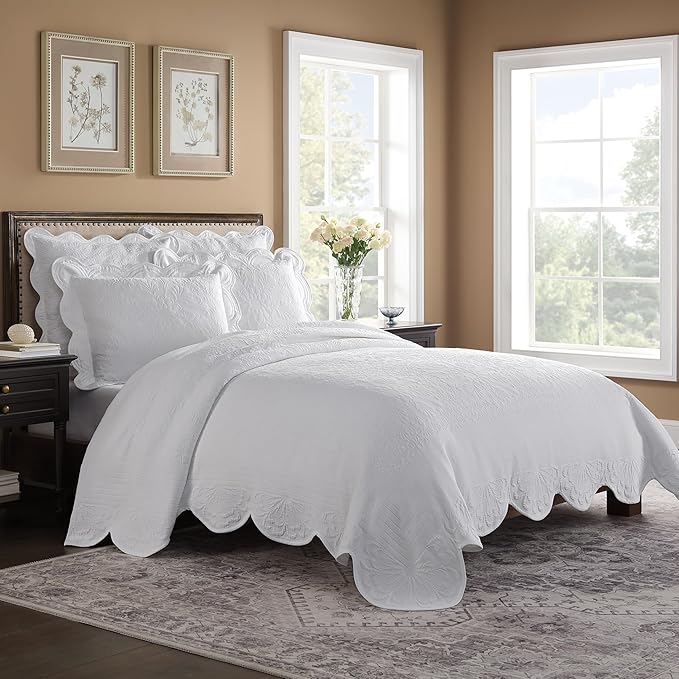 Charleston Estate Modern Farmhouse Floral Matelasse Coverlet with Scalloped Edges, 100% Cotton Breathable Bedding, King/Cal King, White Floral