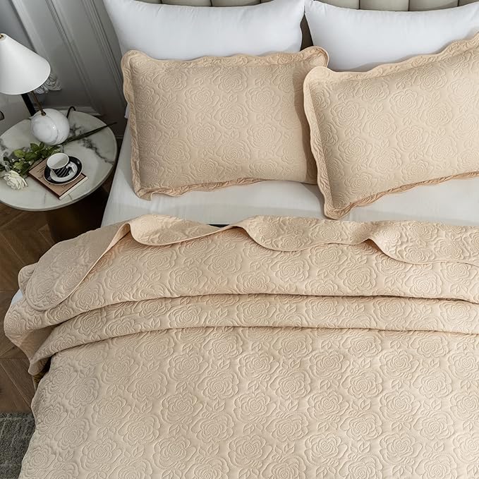 Auemtyn King Size Quilt Set 3 Pieces, Soft Lightweight Summer Bedspread, Reversible Microfiber Bed Coverlet for All Seasons, Beige, Rose Pattern (1 Quilt, 2 Pillow Shams)