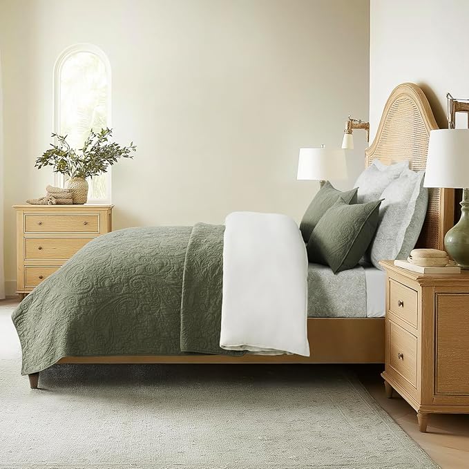 EVERGRACE 100% Cotton Paisley Quilt Set, Queen Size 3 Piece Set – Prewashed Lightweight Bedspread with 2 Shams, Soft & Breathable Coverlet for All-Season Comfort, Olive Green
