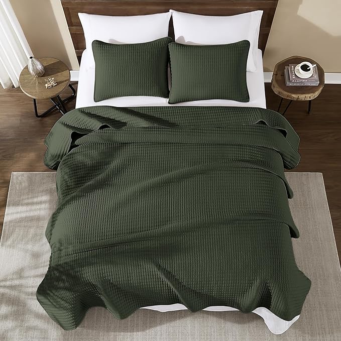WRENSONGE King Size Quilt-3 Pieces Lightweight Bedspreads Dark Green King Quilt Bedding Set for All Seasons, Soft Summer Coverlet with 2 Pillow Shams Suitable for Bed, Couch, Quilt Blanket