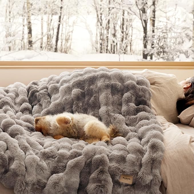 Bedsure GentleSoft Fluffy Fuzzy Twin Blanket, Soft Cozy Fleece Faux Fur Blanket, Pink Decorations Minky Velvet Couch Cover, Thick Warm Plush Women Men Birthday Gifts, 870GSM, Tie-dye Brown