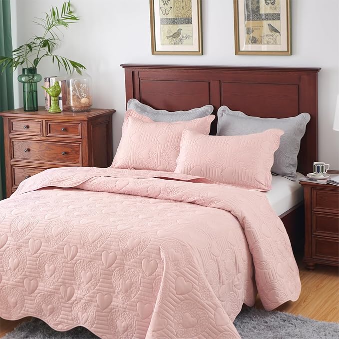 Auemtyn Twin/Twin XL Size Quilt Set 2 Pieces, Soft Lightweight Light Pink Bedspread, Reversible Microfiber Bed Coverlet for All Seasons, Heart Pattern (1 Quilt, 1 Pillow Sham)