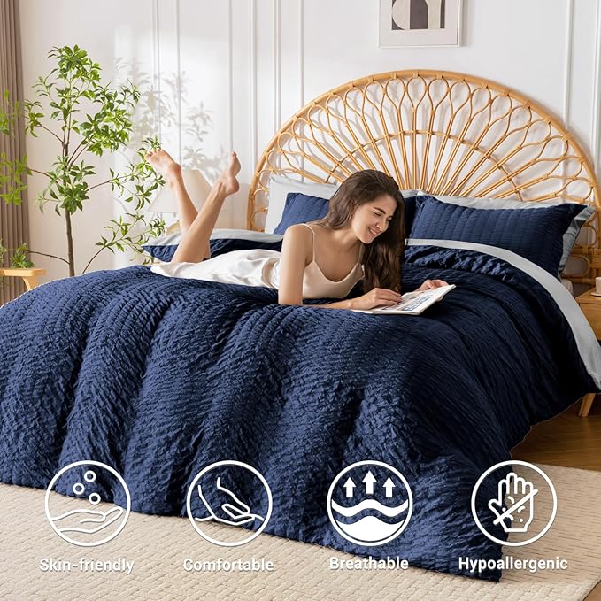 HYMOKEGE Navy Blue/Light Grey Duvet Cover Full Size, Ultra Soft 3-Piece Seersucker Duvet Cover Set with Zipper Closure, Soft Brushed Microfiber Bedding Set with 8 Corner Ties (80"x90", 2 Pillowshams)