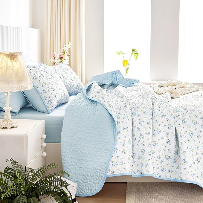 Wake In Cloud - Floral Quilt Set, Coquette Cottagecore Shabby Chic Flower Pattern for Women Teen Girls, Reversible Lightweight Bedspread Coverlet, 3 Pieces, White Blue, Twin/Twin XL Size