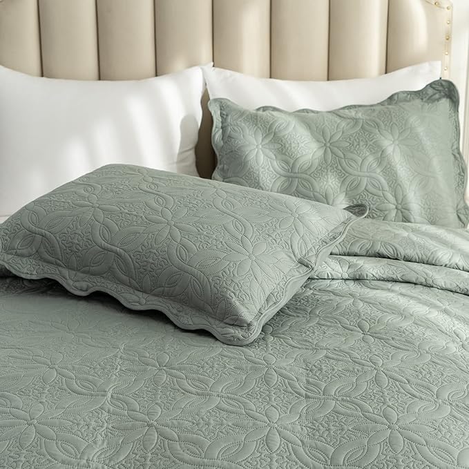 Auemtyn King Size Quilt Set 3 Pieces, Soft Lightweight Summer Bedspread, Reversible Microfiber Bed Coverlet for All Seasons, Green, Floral Pattern (1 Quilt, 2 Pillow Shams)
