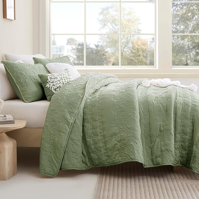 B2EVER Boho Sage Green Quilt California Cal King Size Bedding Sets with Pillow Sham, Oversized Lightweight Soft Bedspread Coverlet, Floral Vintage Bed Cover All Season, 3 Pieces, 118x106 inches