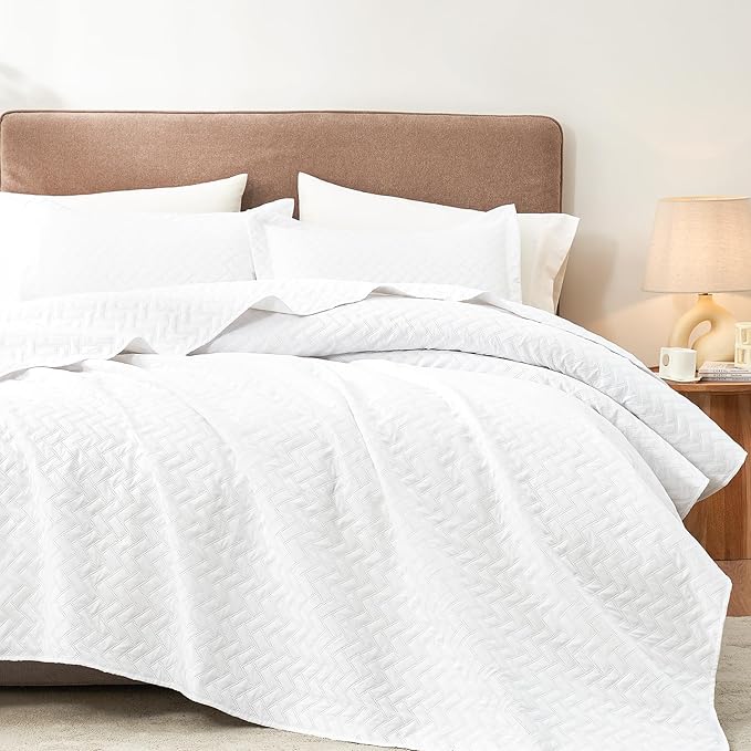 Hansleep White Quilt Queen Size - Chevron Pattern Ultrasonic All Season Bedspread Queen, Soft Lightweight Coverlet Bedding Set, 3 Pieces (1 Quilt, 2 Pillow Shams)