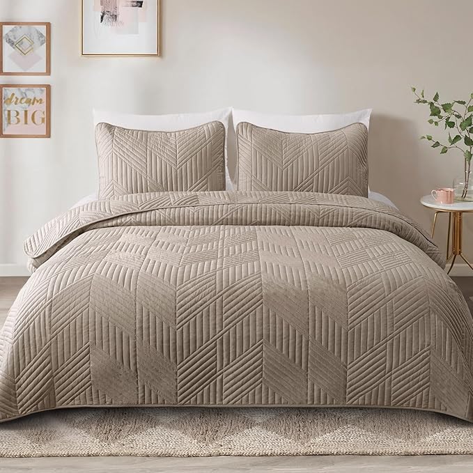 Exclusivo Mezcla California King Quilt Bedding Set, Lightweight Taupe Oversized King Bedspreads Soft Modern Geometric Coverlet Set for All Seasons (1 Quilt and 2 Pillow Shams)