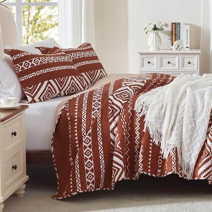 LEAONME 3-Piece Full Queen Size Burnt Orange Rust Quilt Set with Checkered Pattern Lightweight Oversized Bedspread 90''x98'' Soft Coverlet Warm Bed Cover for All Seasons (1 Quilt, 2 Pillow Shams)