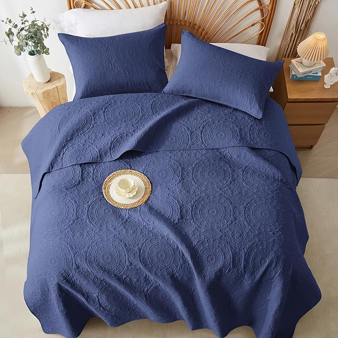 WURUIBO Navy Blue Quilt Set King/Cal King Size, Embossing Microfiber Bedspreads with Pillow Sham, Ligthweight Breathable Thin Coverlet, Reversible Bedding Set for All Season (1 Quilt, 2 Pillow Shams)