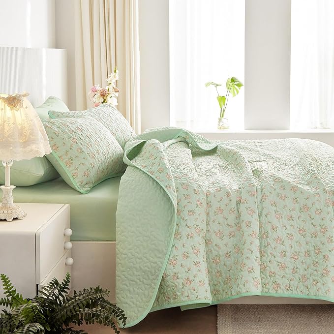 Wake In Cloud - Floral Quilt Set, Coquette Cottagecore Shabby Chic Flower Pattern for Women Teen Girls, Reversible Lightweight Bedspread Coverlet, 3 Pieces, Green Pink, King Size